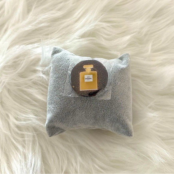 CHANEL No 5 Badge Pin 2021 Limited Edition Collectible New - Picture 2 of 4